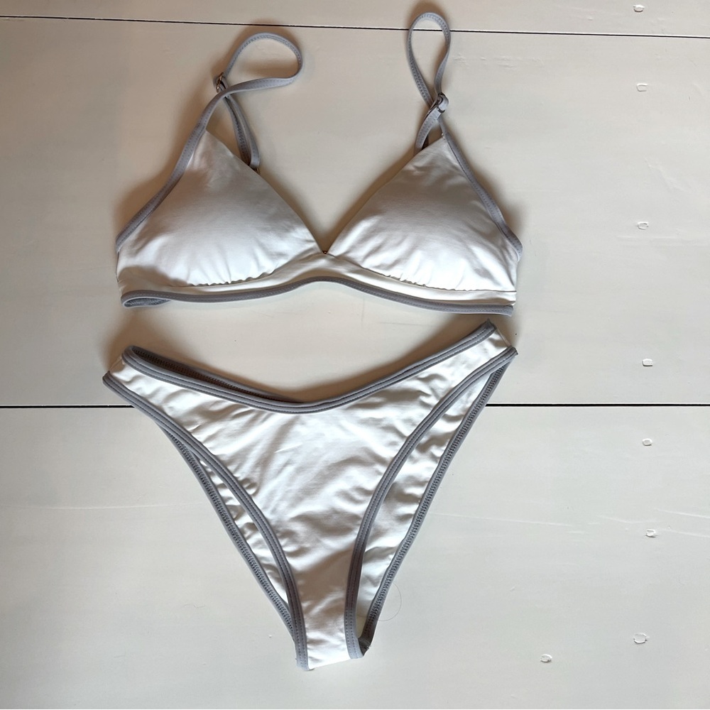 L*SPACE Bikini 2 pcs. Color Blocking Avella Top +Whiplash Bitsy Bottom White/Fog - Picture 9 of 13
